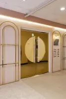 골드 원형 도어가 인상적인 에스테틱 샵 파사드